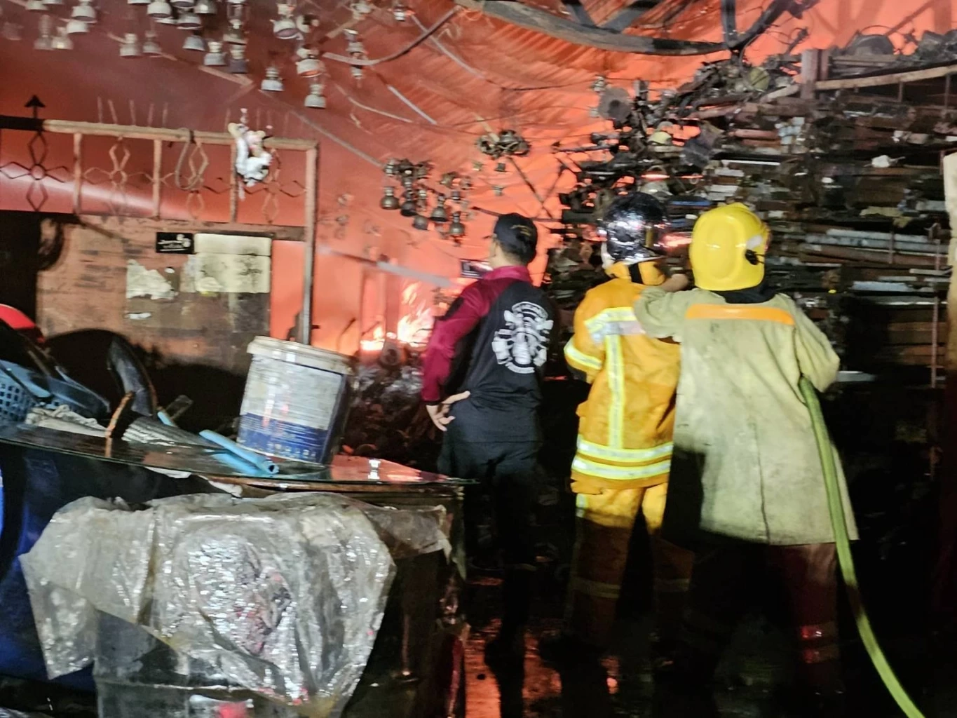 ระทึก! ไฟไหม้ร้านของเก่า กลางเมืองปราจีนบุรี เผาวอดวัตถุโบราณจำนวนมาก