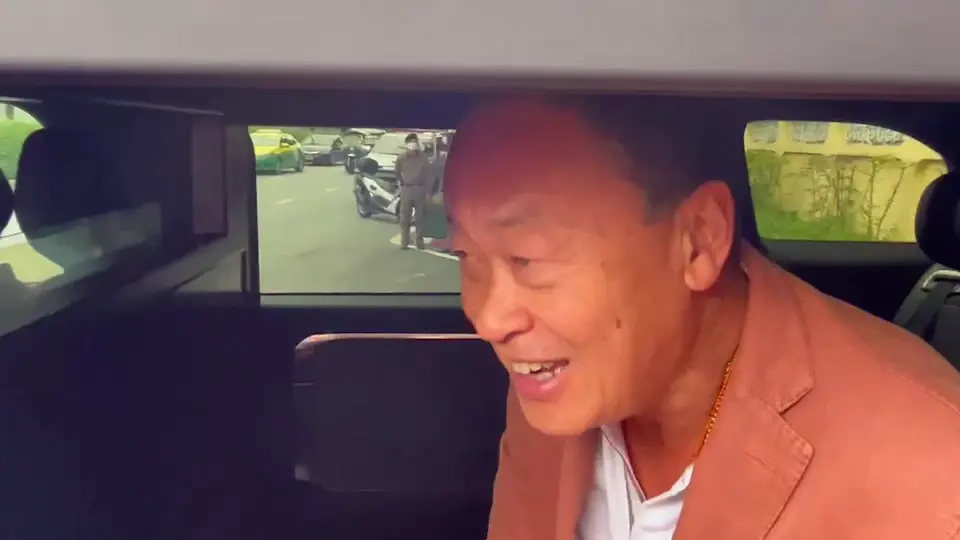 นายกฯ เปิดกระจกให้สัมภาษณ์สื่อมวลชน