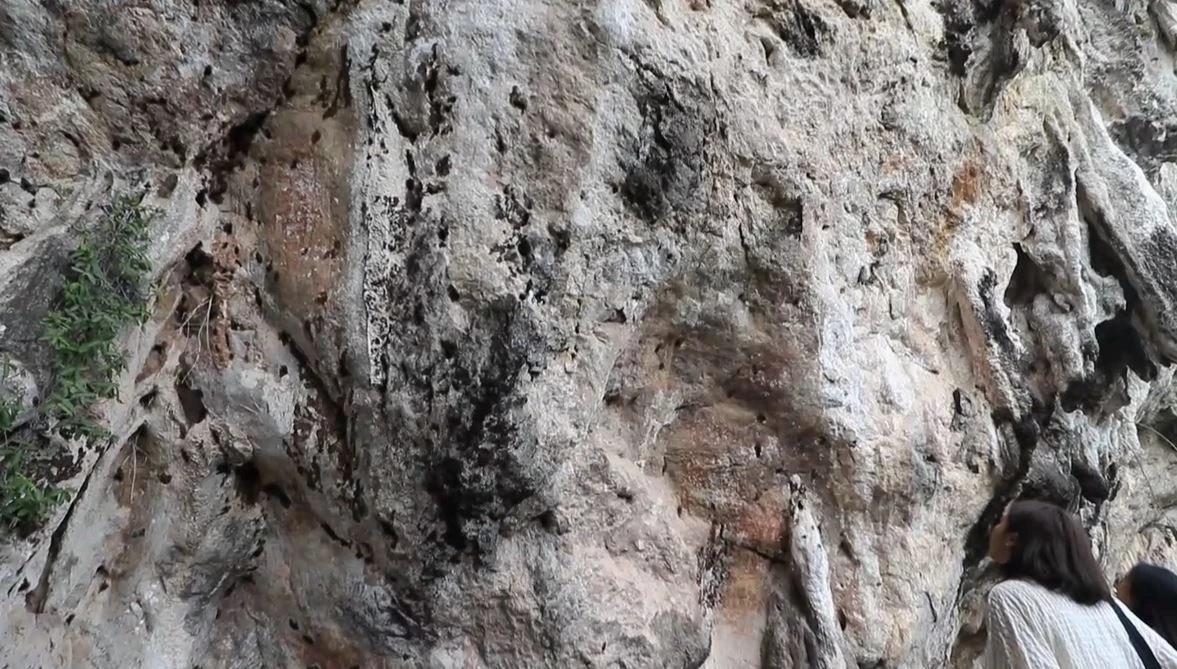 ชมภาพเขียนสีโบราณอายุ 5 พันปี และคำปริศนาลายแทงขุมทรัพย์ บนหน้าผาเขาพระอาดเฒ่า