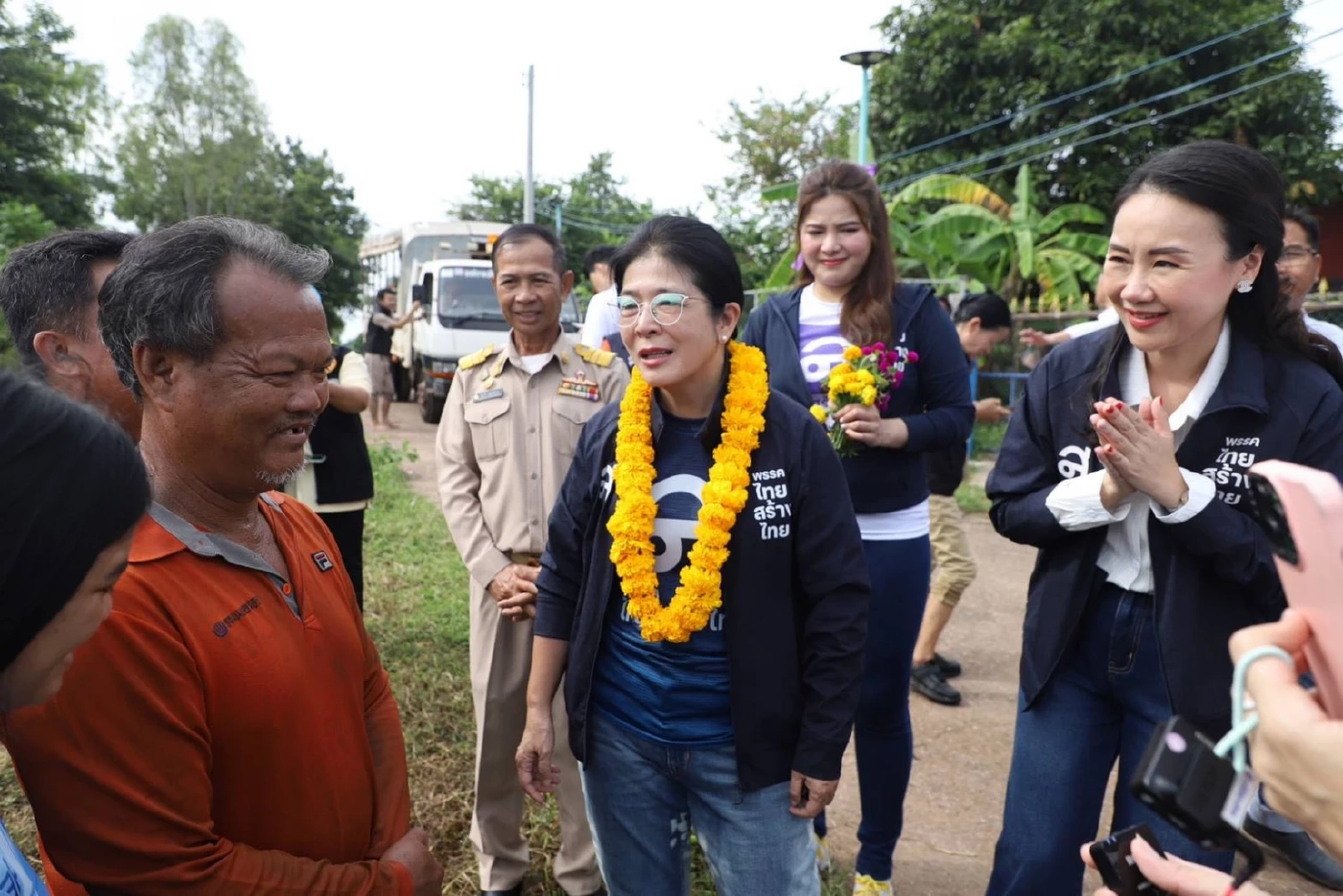 "สุดารัตน์" นำทีม ลุยน้ำให้กำลังใจ มอบถุงยังชีพผู้ประสบอุทกภัย จ.อุดรธานี
