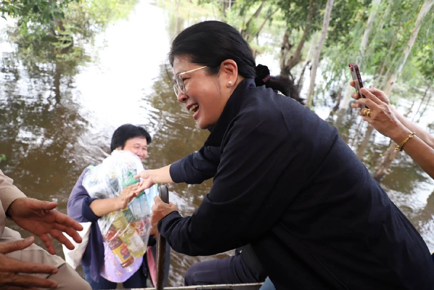"สุดารัตน์" นำทีม ลุยน้ำให้กำลังใจ มอบถุงยังชีพผู้ประสบอุทกภัย จ.อุดรธานี