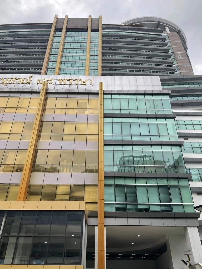 เพจดังเฉลยแล้ว ทำไม "คุณหญิงพจมาน" ไม่ได้มาเยี่ยม "ทักษิณ" หลังถูกหามส่งรพ.