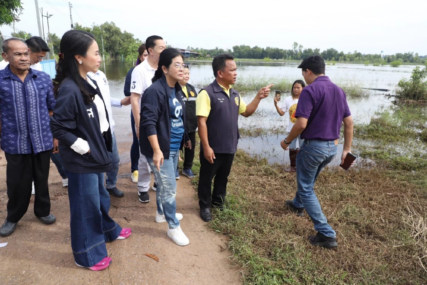 "สุดารัตน์" นำทีม ลุยน้ำให้กำลังใจ มอบถุงยังชีพผู้ประสบอุทกภัย จ.อุดรธานี