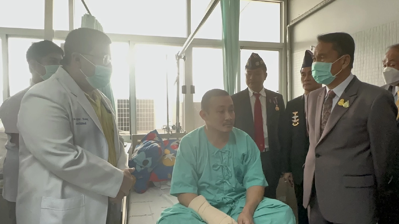 ประเดิมงานแรก "สุทิน" ฟิตไปรพ.พระมงกุฏ เยี่ยมทหารพรานบาดเจ็บ ถูกลอบวางบึ้ม