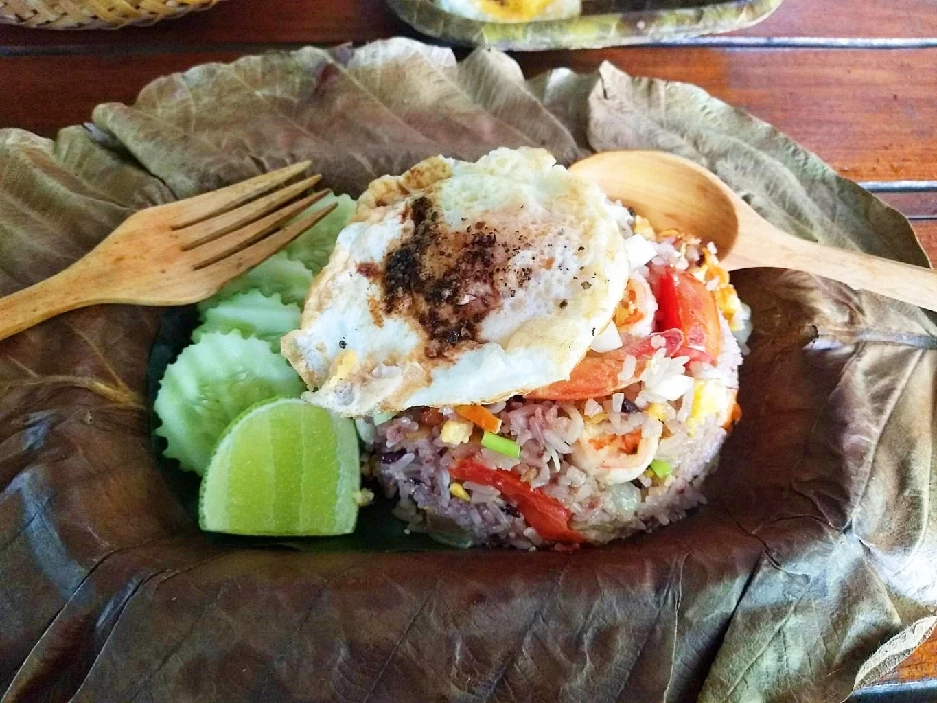 ไอเดียเก๋! ผู้ใหญ่บ้านเปิดร้านอาหาร ใช้ถ้วยชาม จานรักษ์โลกจาก "ใบตองตึง"