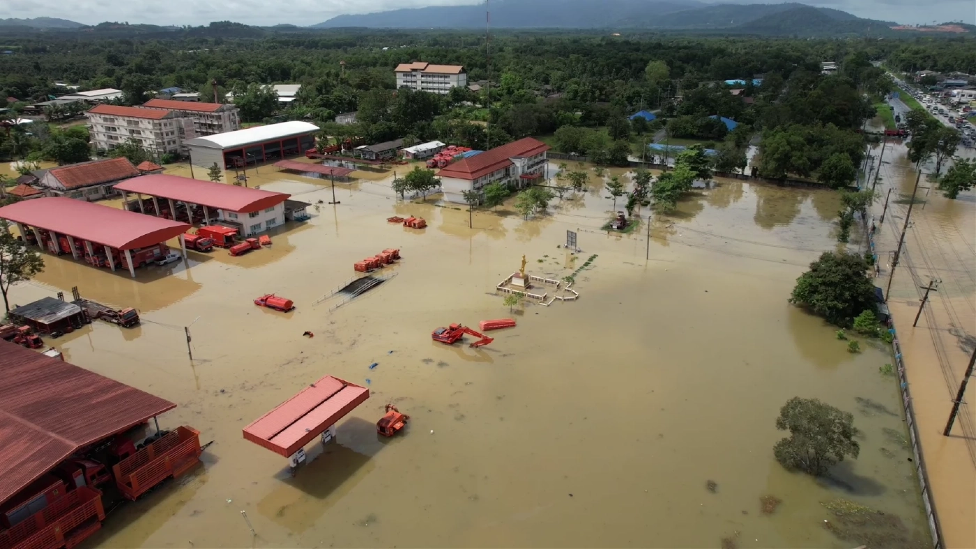 จันทบุรี ตราด อ่วม! ฝนตกหนัก น้ำป่าทะลักท่วม ถนนถูกตัด อพยพป่วยติดเตียงวุ่น