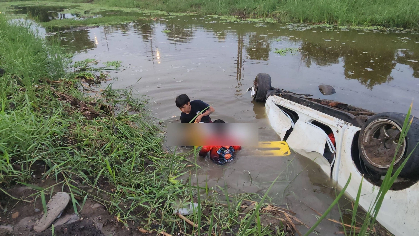 สลด หนุ่มวัย 18 ปี ขับกระบะเสียหลัก รถตกคู จมน้ำดับ