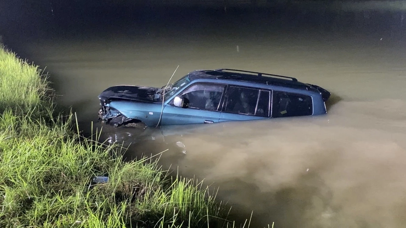 เสี่ยโรงเหล็กขับรถเสียหลักพุ่งตกคลองประปาจมมิด หนีไม่ทันเสียชีวิต