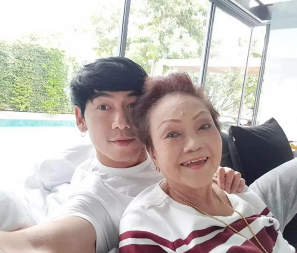 "ดีเจเพชรจ้า" แจ้งข่าวเศร้าสูญเสีย "คุณแม่" คนสำคัญที่สุดในชีวิต