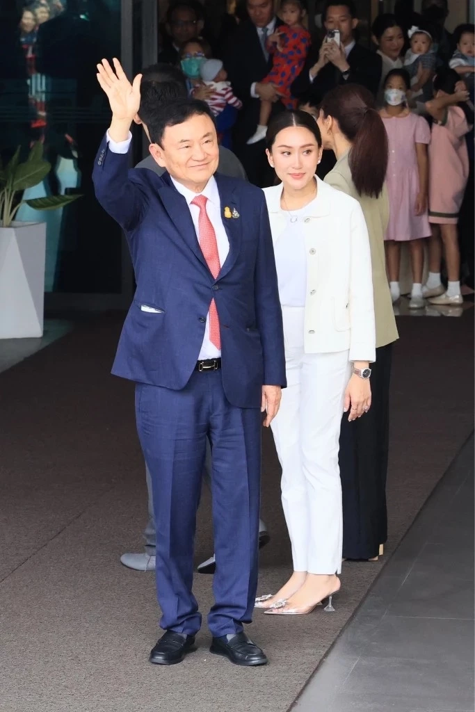 เพจดังเฉลยแล้ว ทำไม "คุณหญิงพจมาน" ไม่ได้มาเยี่ยม "ทักษิณ" หลังถูกหามส่งรพ.