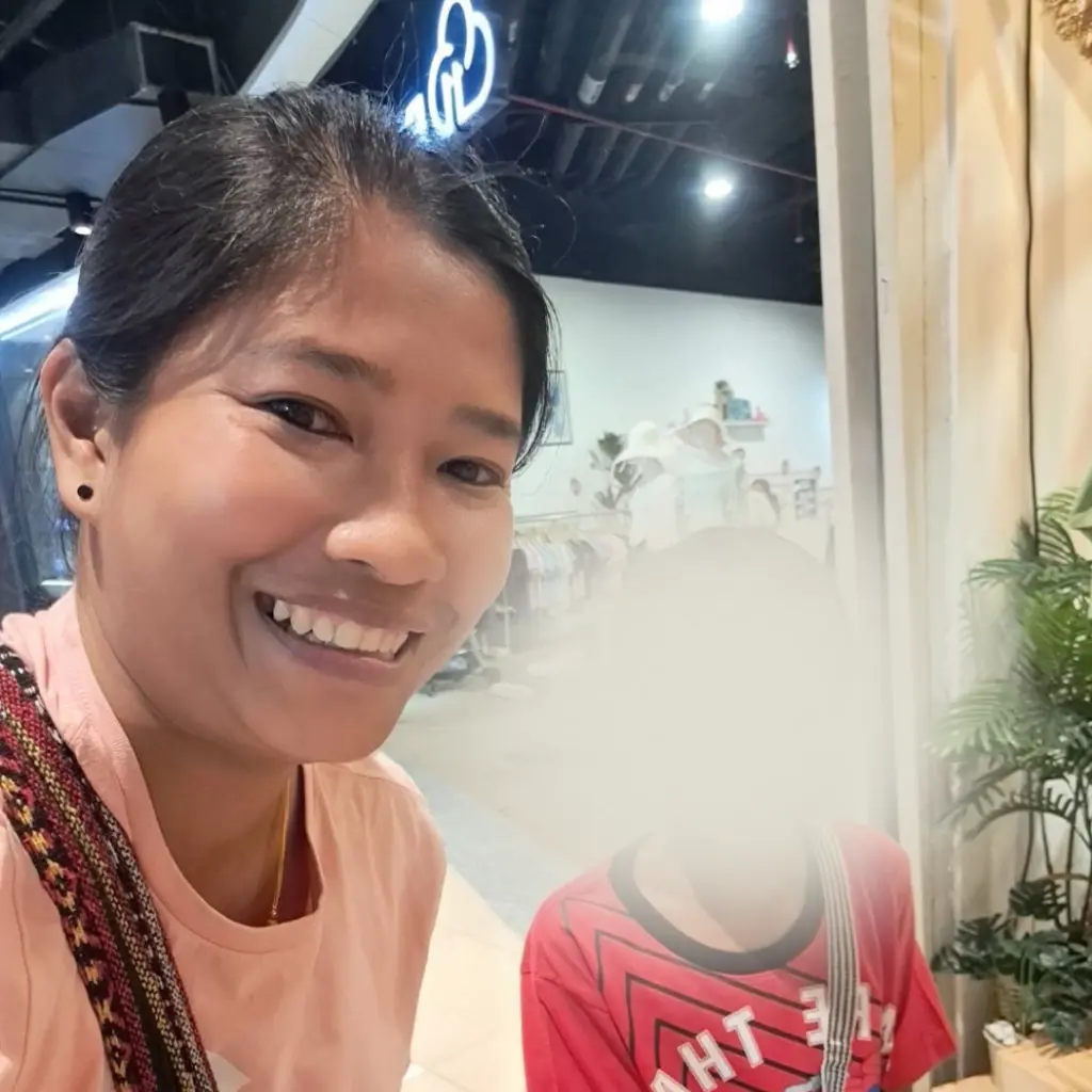 แม่ค้าใจดีช่วยเด็กชายถูกพ่อแท้ๆ พาหนีคดีมาขอทาน ส่งคืนครอบครัว