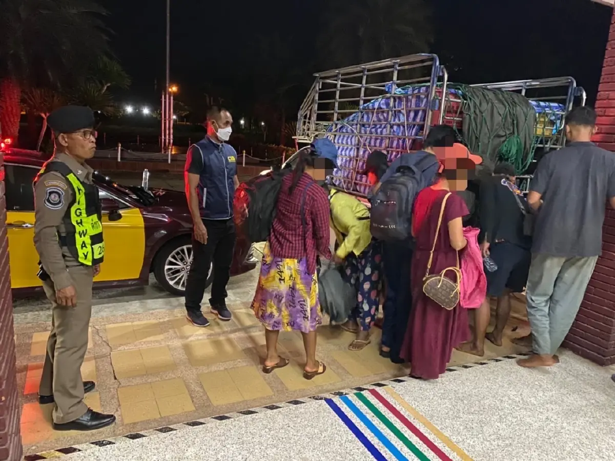 ตร.ทางหลวง สกัดกระบะขน 20 แรงงานเมียนมาร์ คาเส้นทางด่านช้าง