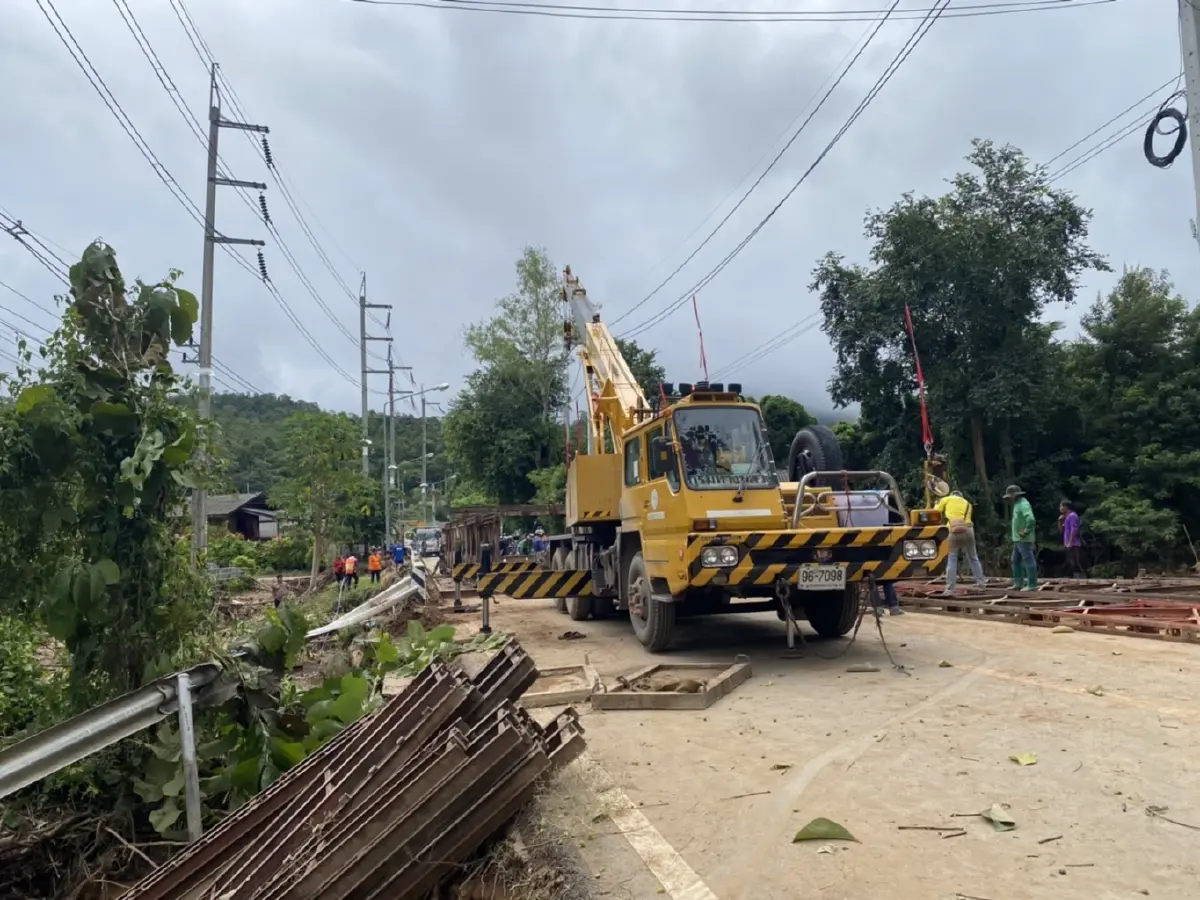 ฝนกระหน่ำตอม่อสะพานทรุดปิดเส้นทางไปอำเภอปาย
