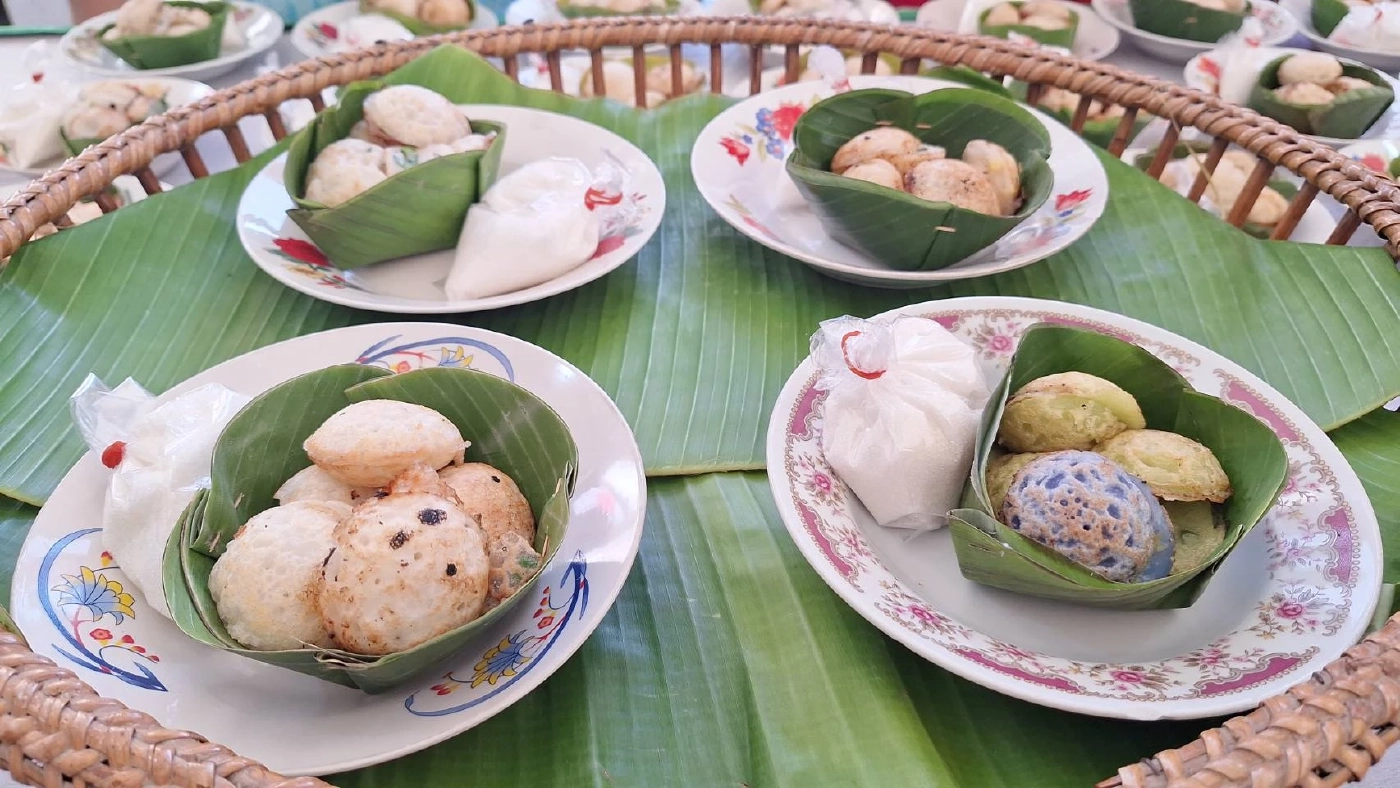 "ตักบาตรขนมครก" สานต่อประเพณีเกือบ 100 ปี