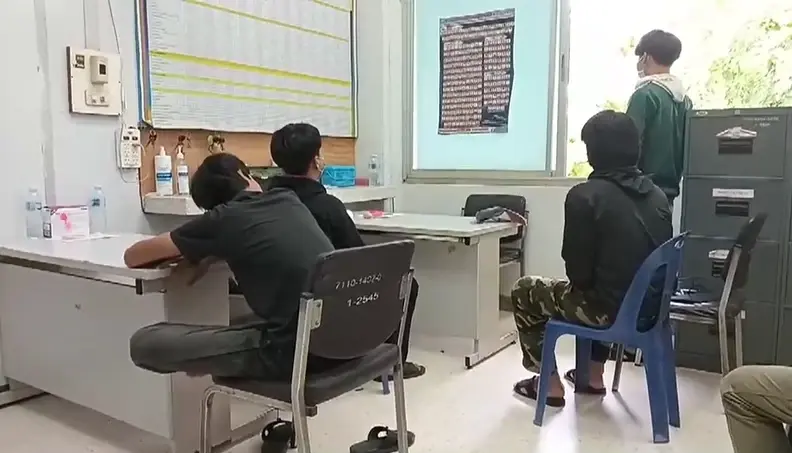 ตำรวจทำการสอบสวนกลุ่มผู้ต้องหา
