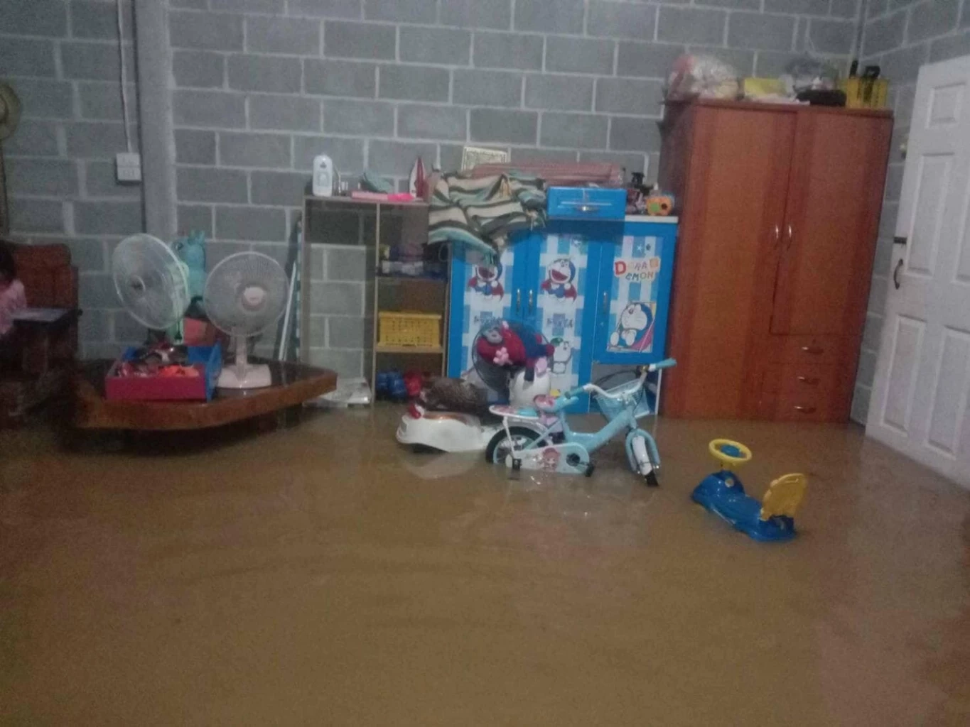 จันทบุรี ตราด อ่วม! ฝนตกหนัก น้ำป่าทะลักท่วม ถนนถูกตัด อพยพป่วยติดเตียงวุ่น