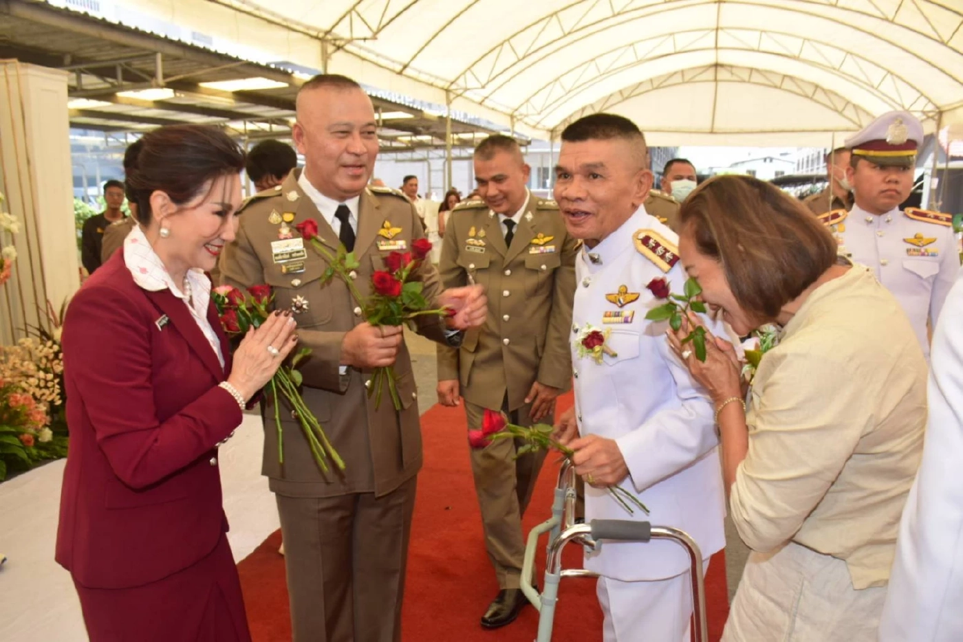 รอง สวป. ใช้วอคเกอร์เดินลอดซุ้มกระบี่วันเกษียณ ฝากรุ่นน้องรักษาความไม่ประมาท