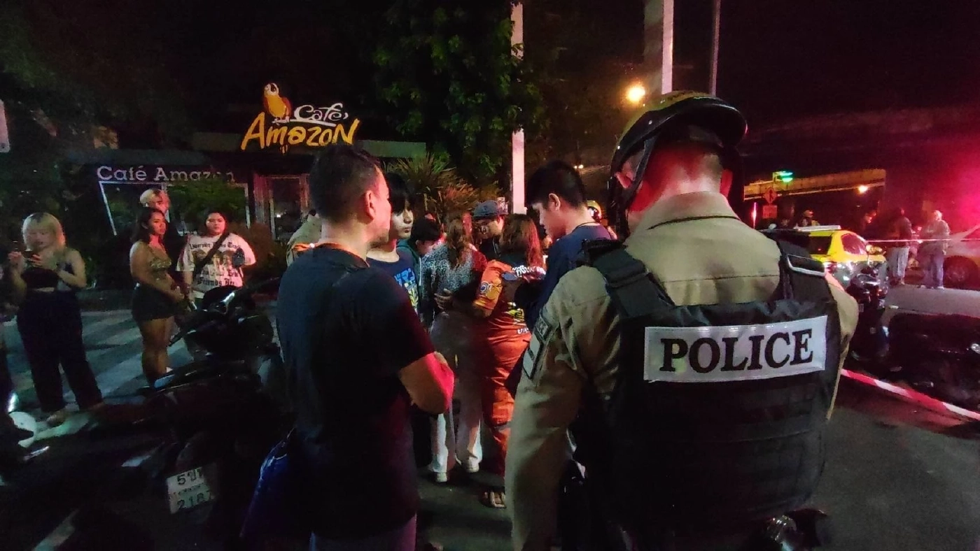 สุดโหด! นศ.ม.ดัง ย่านรังสิต จะออกไปกินข้าว ถูกกลุ่มอริดักแทงดับ 1 เจ็บ 2