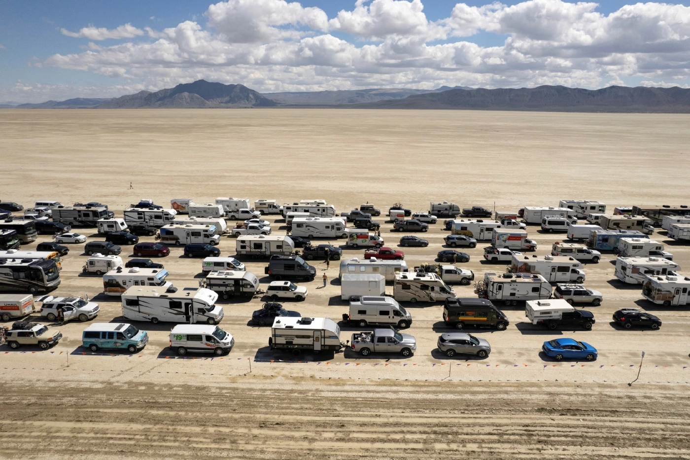 หลายหมื่นคนอพยพออกจากทะเลทราย หลังฝนถล่มเทศกาลดนตรี