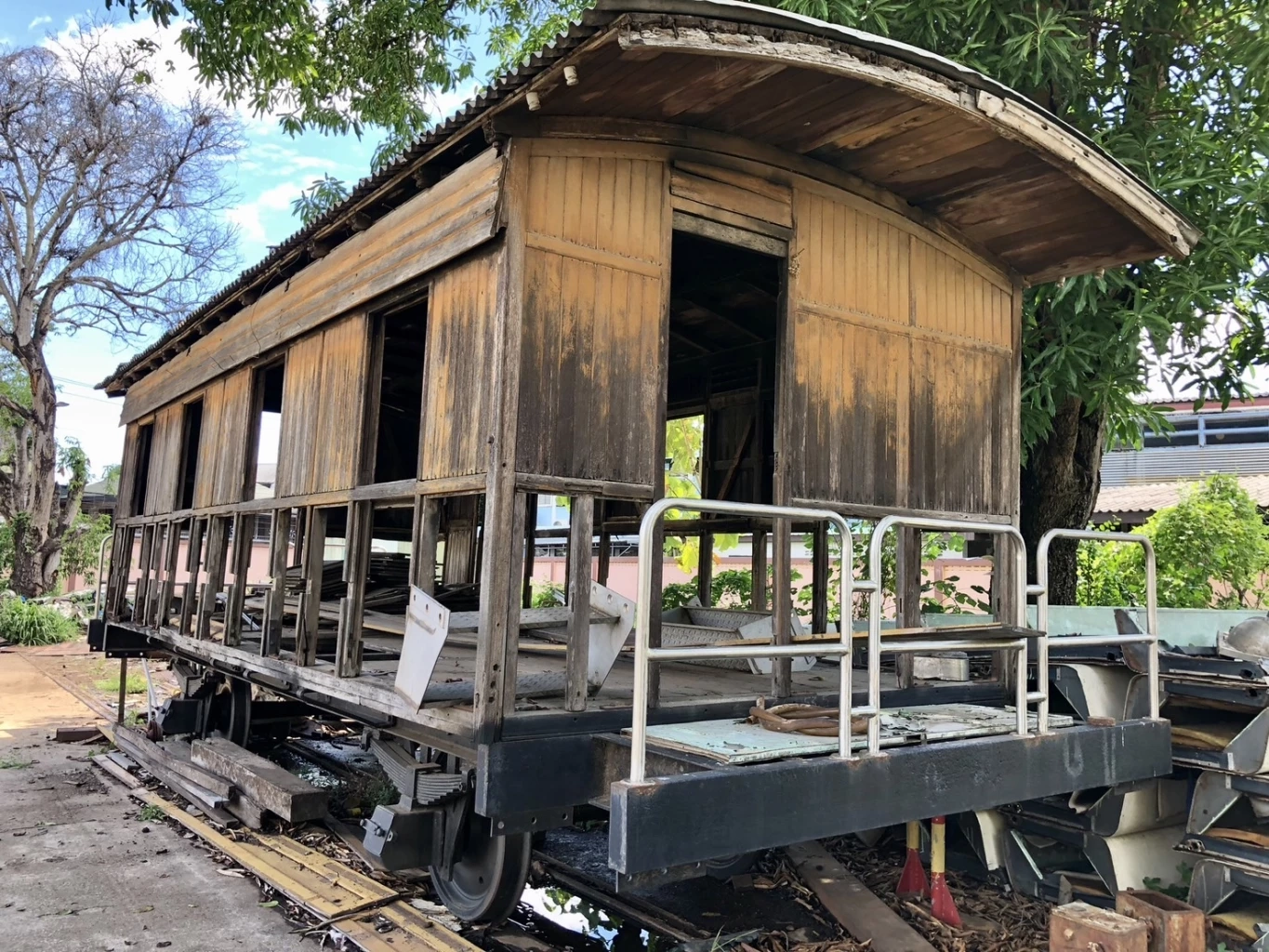 ต้นโพธิ์ยักษ์ 100 ปี โค่นทับตู้รถไฟเก่าแก่สมัยรัชกาลที่ 5