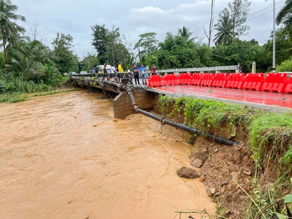 ฝนถล่มบ่อไร่ ดินสไลด์ทับศาลาวัด เมรุถูกน้ำท่วม