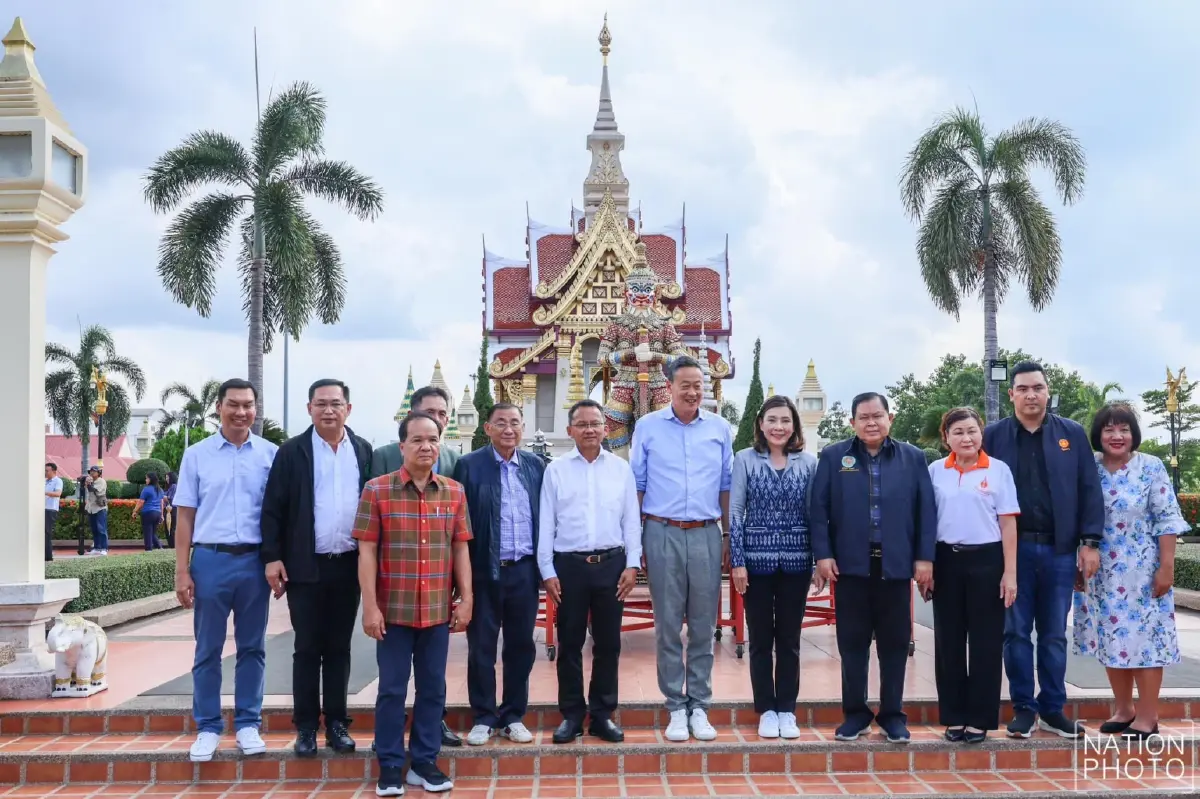 นายกฯสักการะศาลหลักเมืองและท้าวเวสสุวรรณ จ.อุดรธานี