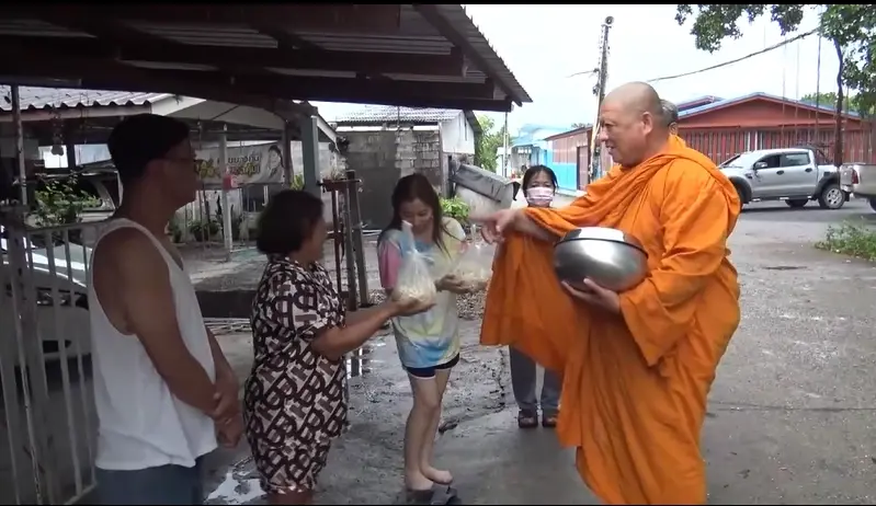 ซึ้งใจ! เจ้าอาวาสวัดดังชลบุรี ปลูก "ถั่วงอก" แจกชาวบ้าน ช่วยลดค่าใช้จ่าย