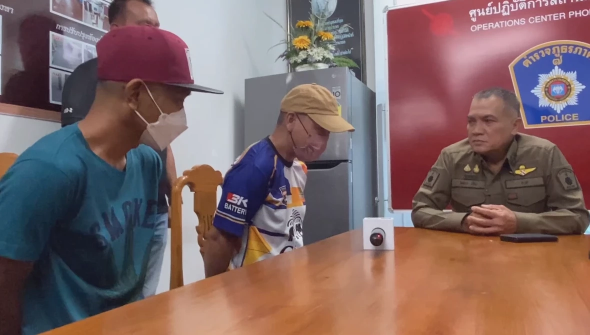 ทำแผนสองคนร้ายใช้มีดฟันสองพ่อลูกร้านขายของฝากชิงทอง