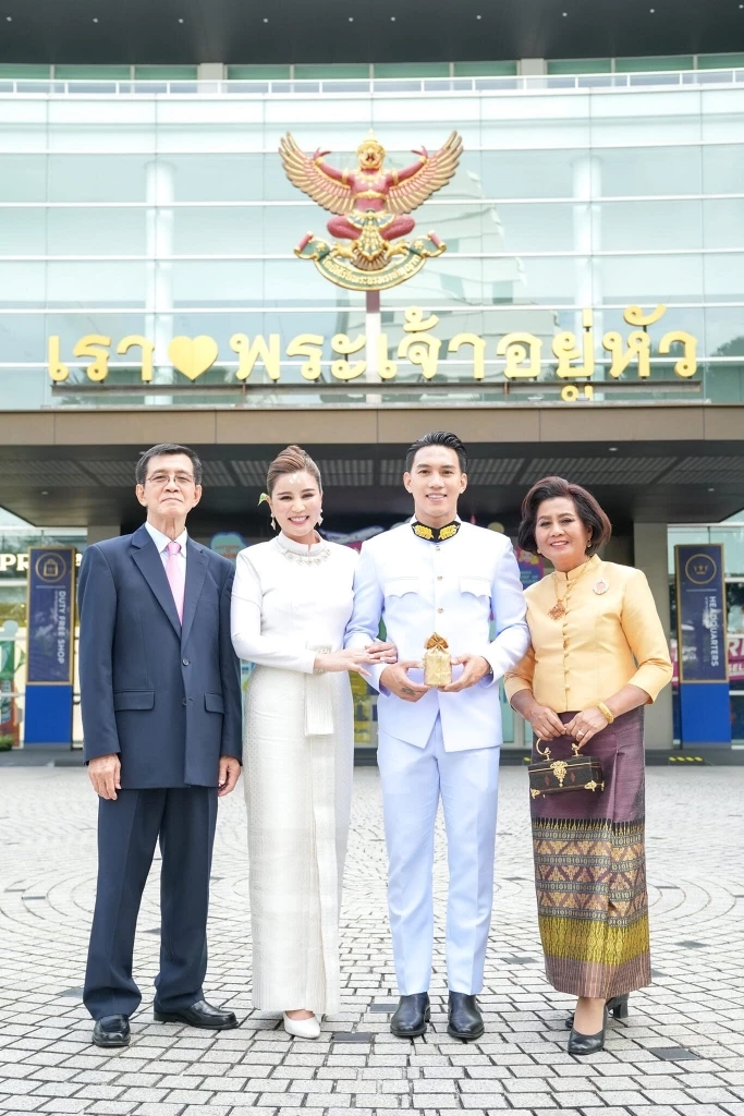 แฟนๆร่วมยินดี ลีซอ ธีรเทพ จูงมือหวานใจ เฟี๊ยต เข้าพิธีสมรสพระราชทาน