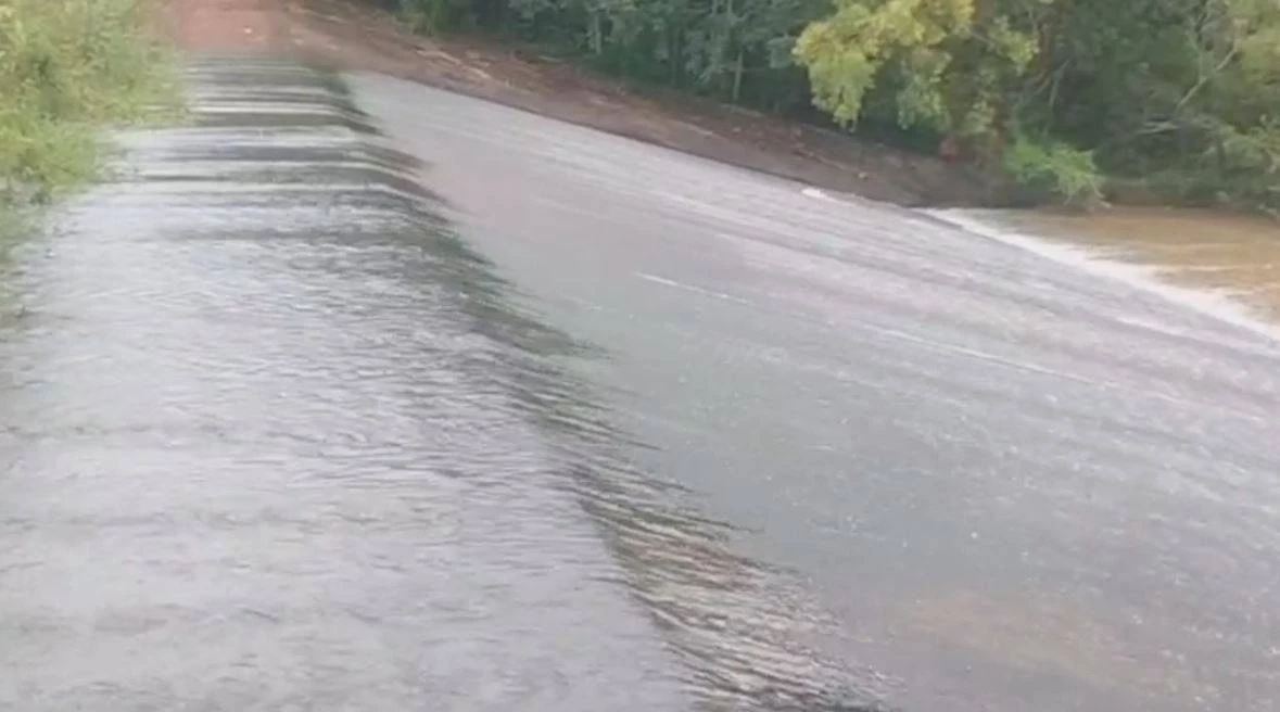 สลด เด็กชวนกันมาเที่ยวชมฝาย สุดท้ายลื่นตกน้ำ ช่วยได้ 1 จมดับ 1