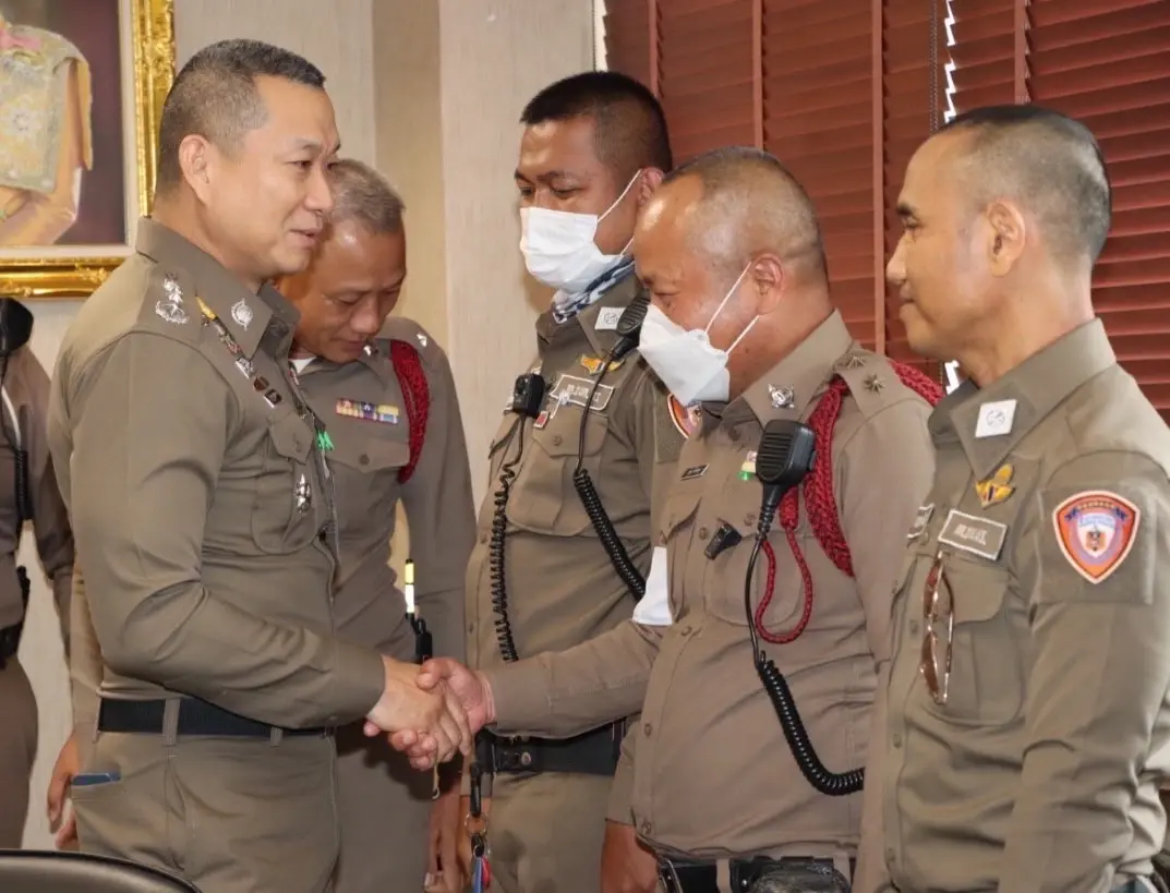 ชื่นชม 4 ตร.สน.ทางด่วน 2 ยกย่อง "สุภาพบุรุษจราจร" สกัดจับหนุ่มจีนอุ้มสาว