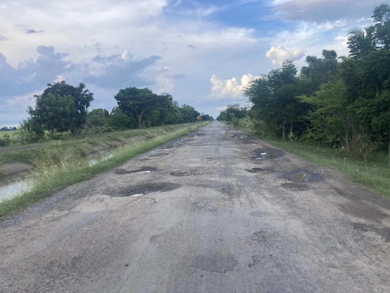 ชาวบ้านโคราชร้อง "ถนนโลกพระจันทร์" ทำเดือดร้อนหนัก วอนหน่วยงานเร่งแก้ไข