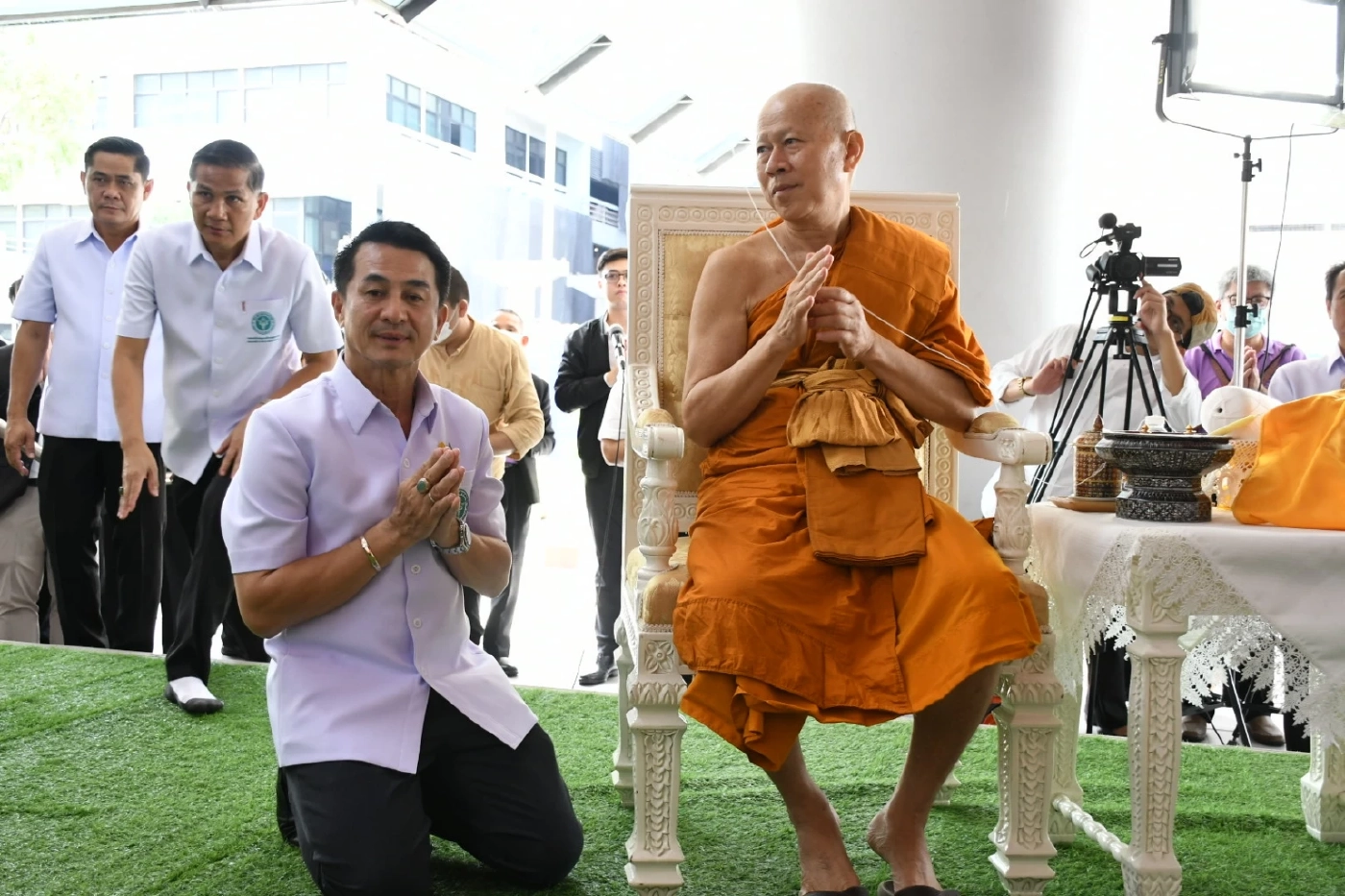 นพ.ชลน่าน รมว.สาธารณสุข พร้อม นพ.โอภาส  ปลัดกระทรวงฯ และคณะผู้บริหาร ร่วมพิธีสมโภชองค์ "พระสัมพุทธเมตตาประชารักษ์" อัญเชิญประดิษฐาน เพื่อความเป็นสิริมงคลแก่บุคลากรสาธารณสุข และกรมสนับสนุนบริการสุขภาพ