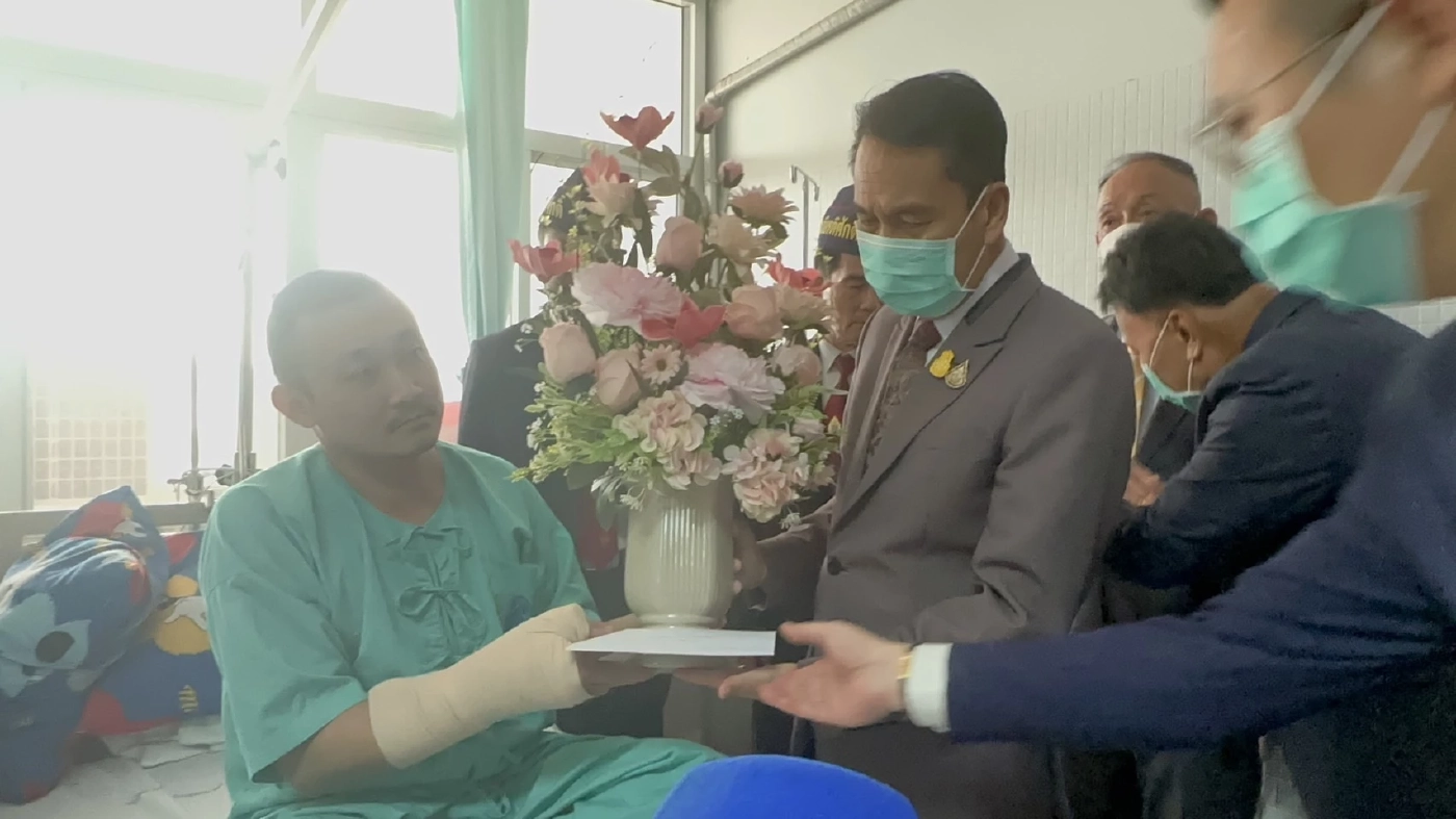 ประเดิมงานแรก "สุทิน" ฟิตไปรพ.พระมงกุฏ เยี่ยมทหารพรานบาดเจ็บ ถูกลอบวางบึ้ม