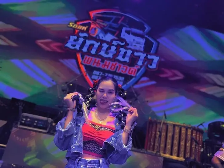 กระบะชนประสานงารถบรรทุก "น้องเบียร์" นักร้องดังวงรถแห่ เสียชีวิต