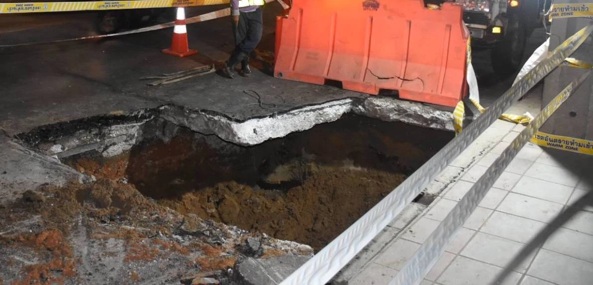 ระทึก ถนนลาดพร้าวทรุดตัว ลึก 2 เมตร จนท.เร่งเคลียร์พื้นที่