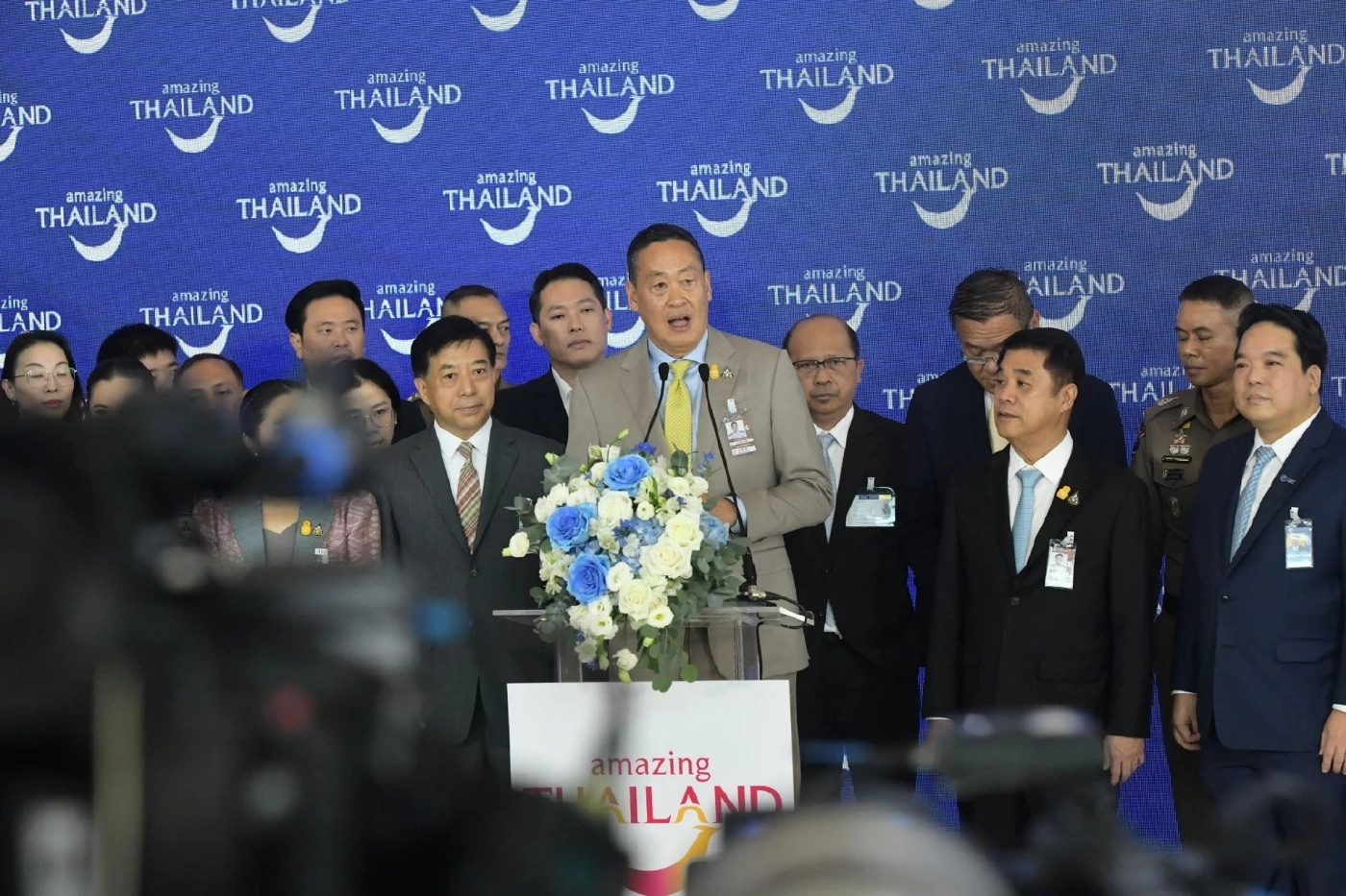 นายกฯ ต้อนรับนักท่องเที่ยวไฟล์ทแรก วีซ่าฟรี