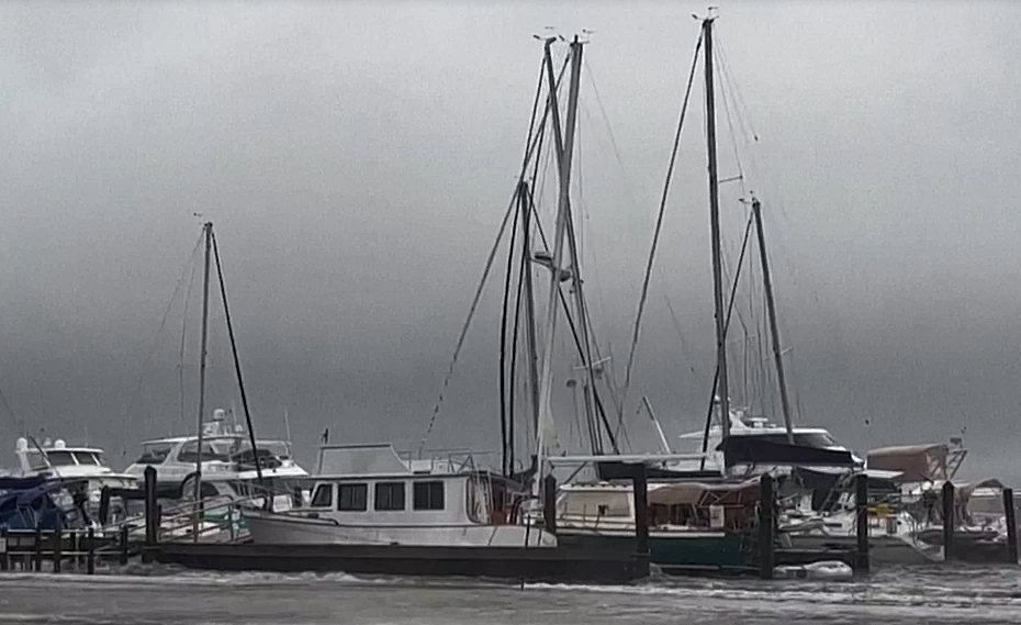 พายุ “โอฟีเลีย” ขึ้นฝั่งสหรัฐฯ ส่งผลน้ำท่วมหนัก