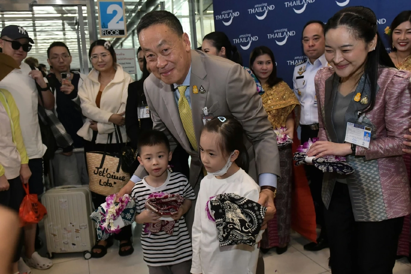 "นายกฯ" ต้อนรับนักท่องเที่ยว ประเดิมไฟล์ทแรกตามมาตรการ "วีซ่าฟรี"