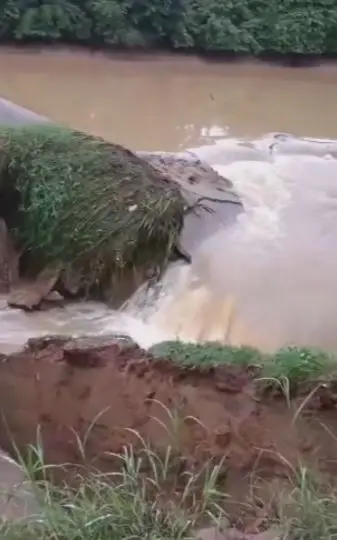 ฝนตกต่อเนื่อง น้ำป่าทะลัก ซัดฝายน้ำล้นพังเสียหาย