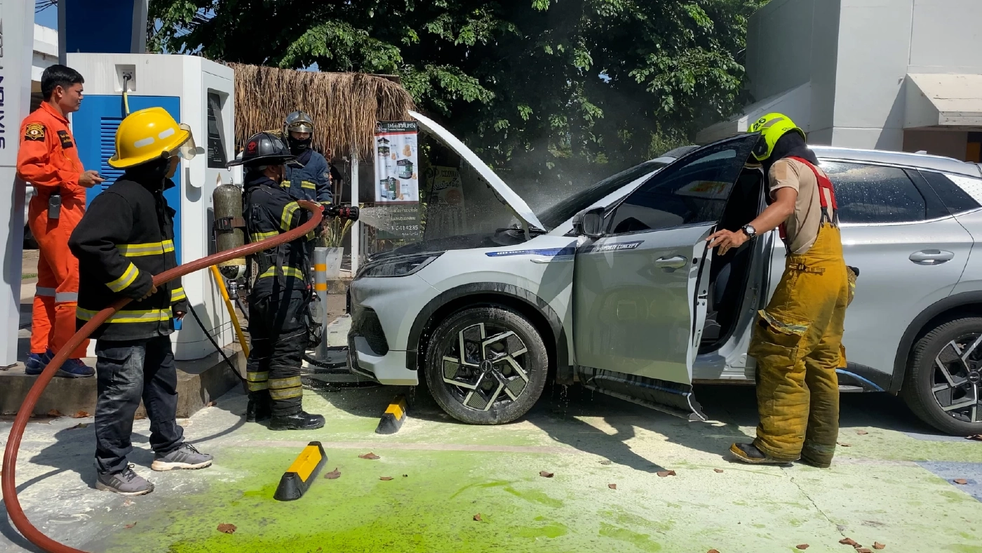 BYD พบแล้ว สาเหตุ "ATTO 3" ป้ายแดง จอดชาร์จควันท่วม ที่แท้แค่น้ำยาแอร์รั่ว