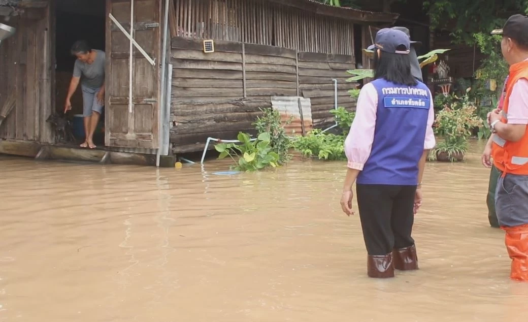 ฝนตกสะสม น้ำป่าเทือกเขาเพชรบูรณ์ทะลักท่วม ชาวบ้านวอนขอเรือเข้า-ออก