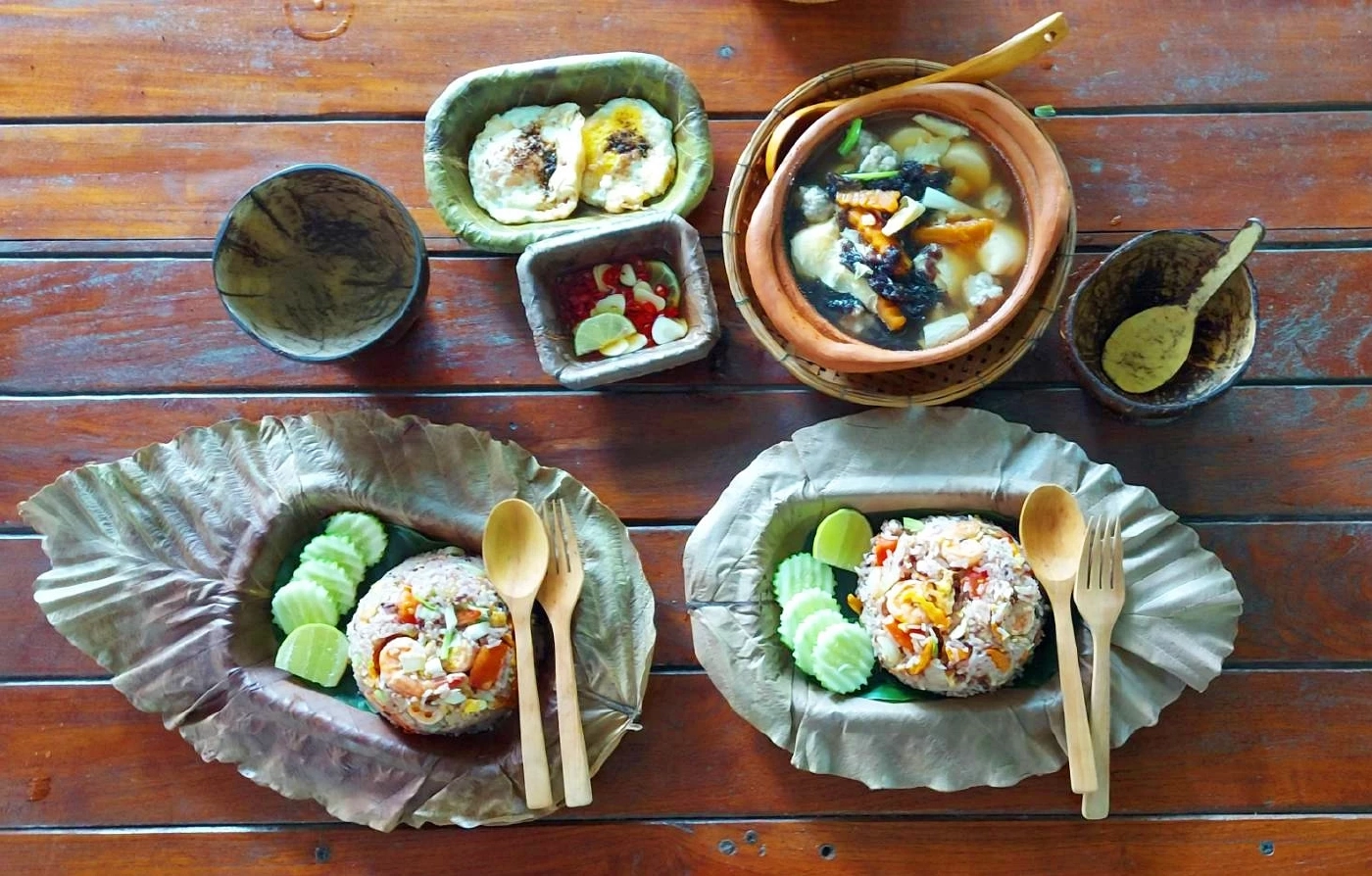 ไอเดียเก๋! ผู้ใหญ่บ้านเปิดร้านอาหาร ใช้ถ้วยชาม จานรักษ์โลกจาก "ใบตองตึง"