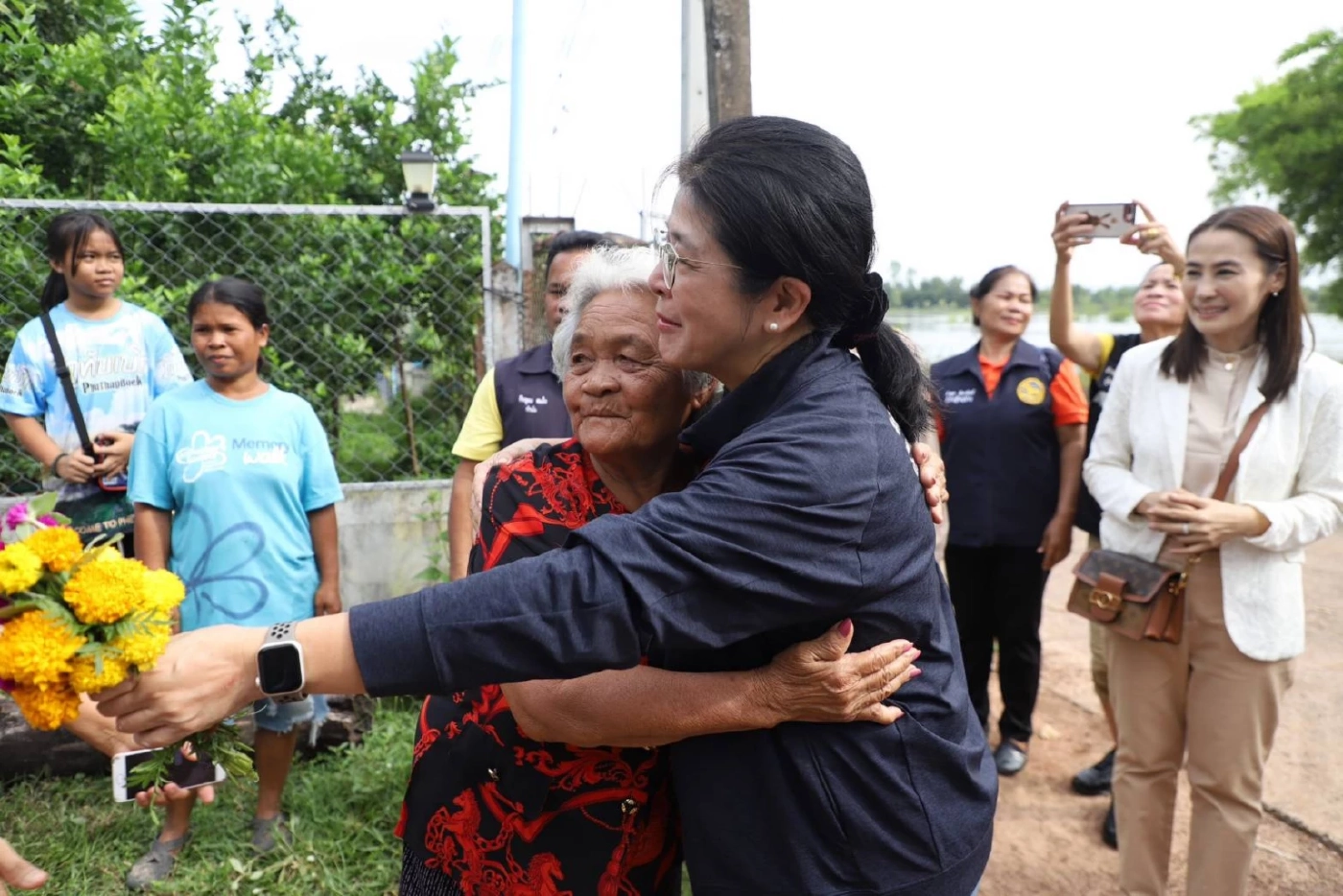 "สุดารัตน์" นำทีม ลุยน้ำให้กำลังใจ มอบถุงยังชีพผู้ประสบอุทกภัย จ.อุดรธานี