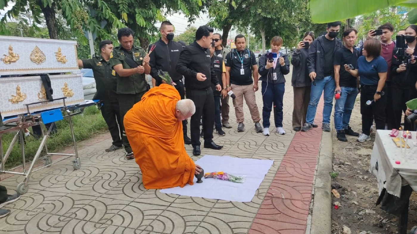 “กัน จอมพลัง”นิมนต์พระ ทำพิธีเชิญวิญญาณเหยื่อ"เอ็ม ส่องศักดิ์" สู่สวรรค์