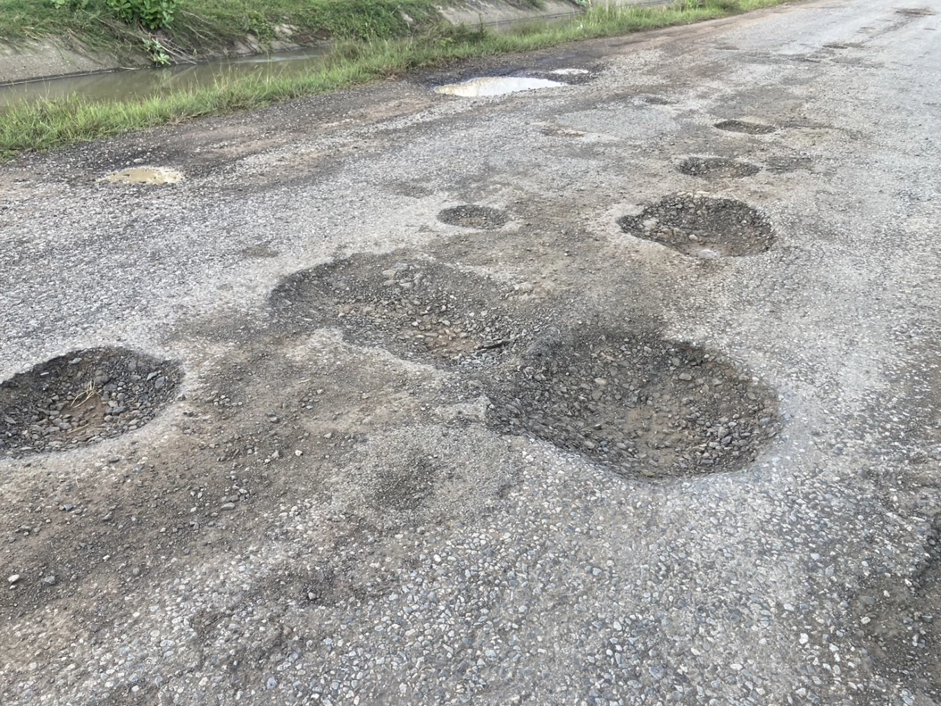 ชาวบ้านโคราชร้อง "ถนนโลกพระจันทร์" ทำเดือดร้อนหนัก วอนหน่วยงานเร่งแก้ไข