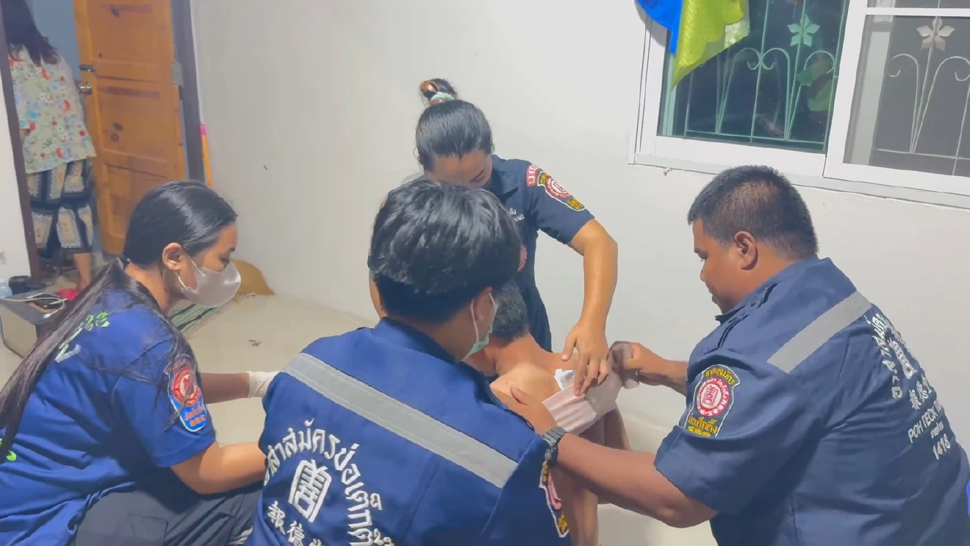 ลูกชาย ขวางพ่อเมาตีแม่ ถูกเหล็กแทงเจ็บสาหัส