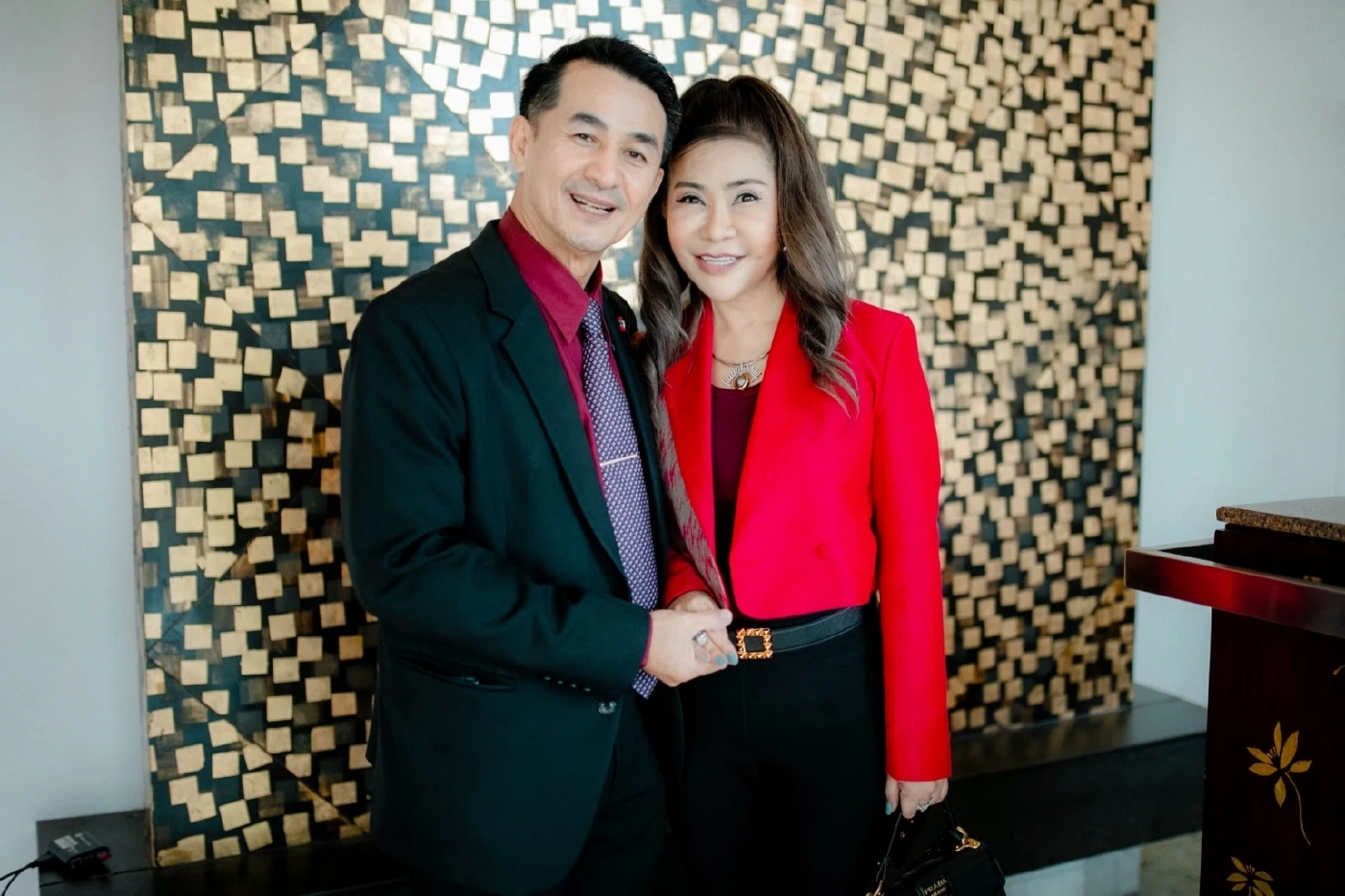 รู้จัก ‘พญ.นวลสกุล บํารุงพงษ์’ ภรรยาคนสวยนพ.ชลน่าน ที่ปรึกษา รมว.สาธารณสุข