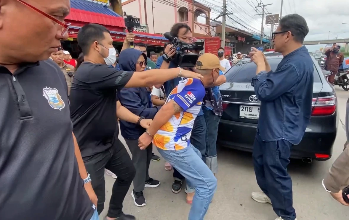 ทำแผนสองคนร้ายใช้มีดฟันสองพ่อลูกร้านขายของฝากชิงทอง