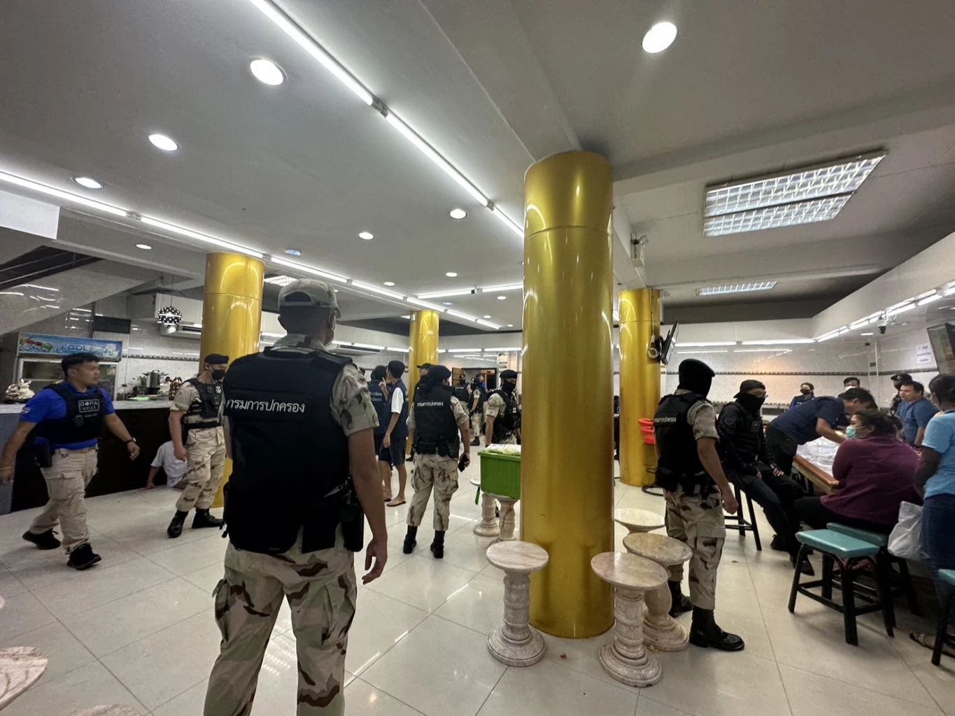 กรมการปกครอง บุกจับ "บ่อนไฮโล" กลางตลาด "เคหะร่มเกล้า" รวบนักพนันเพียบ